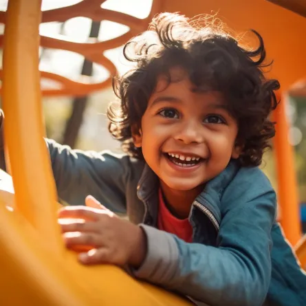 صورة لطفل يمرح ويفرح