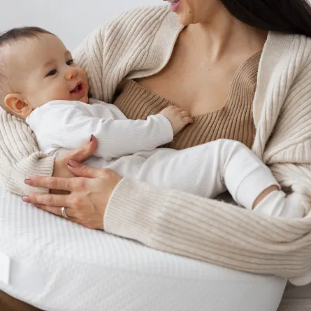 صورة لأم تحمل طفلها