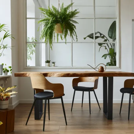 غرفة طعام مصنوعة من الخشب المستصلح