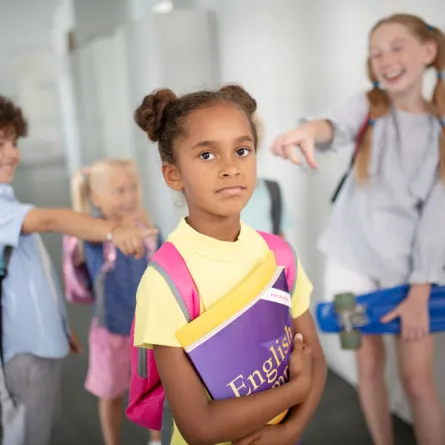 صورة أطفال يمارسون التنمر