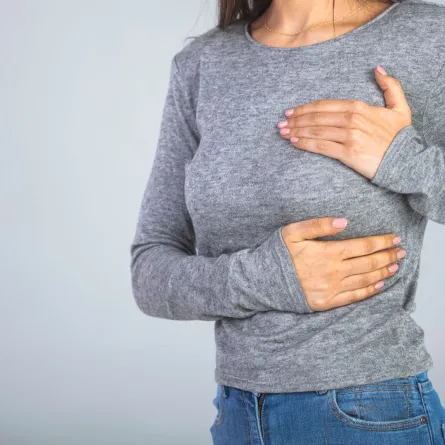 صورة تعبر عن ألم في الثدي عند المرأة