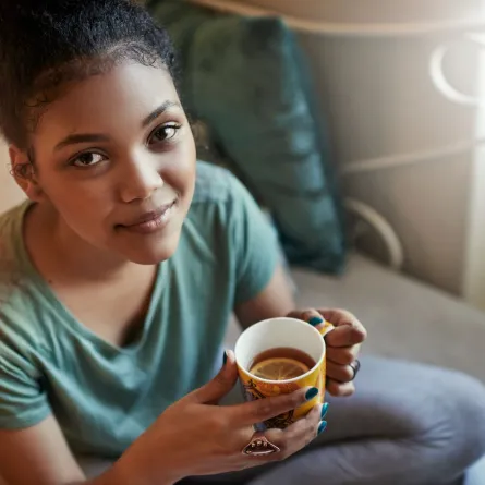 صورة لمراهقة تشرب القهوة