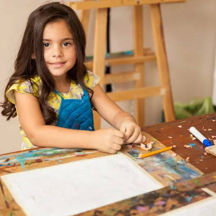 صورة لطفلة ترسم