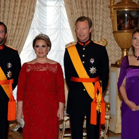 الأميرة ستيفاني، الأمير غيوم، الدوقة الكبرى ماريا تيريزا، الدوق الأكبر هنري في قصر الدوق في لوكسمبورغ، لوكسمبورغ (Princess Stephanie, Prince Guillaume, Grand Duchess Maria Teresa, Grand Duke Henri at the ducal palace in Luxembourg, Luxembourg). مصدر الصورة: Sylvain Lefevre/Getty Images