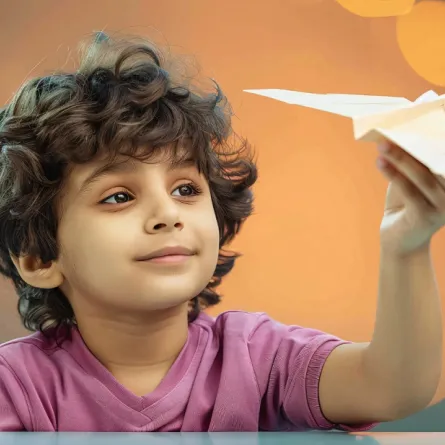 صورة لطفل يمسك بطائرة