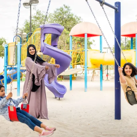 صورة لأطفال في الحديقة