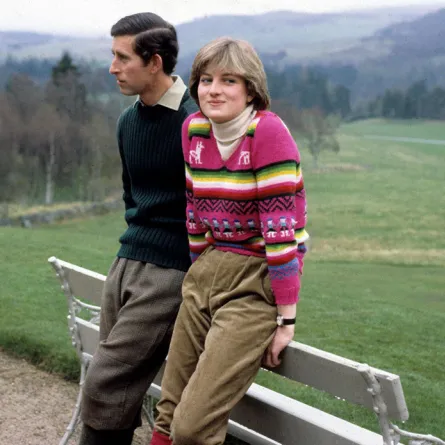 الأمير تشارلز والليدي ديانا سبنسر في منزل Craigowen Lodge في بالمورال، اسكتلندا (Prince Charles and Lady Diana Spencer at the estate at Craigowen Lodge in Balmoral, Scotland). مصدر الصورة: Anwar Hussein/Getty Images
