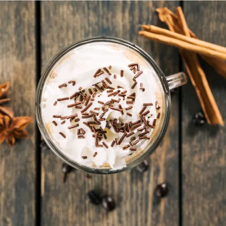 يلعب القرنفل مع الحليب دوراً هاماً في علاج الكثير من الأمراض  Image By Freepik