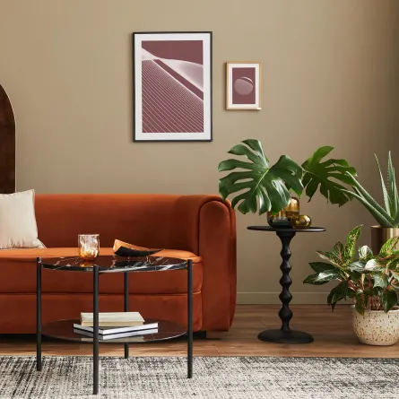 غرفة معيشة ملونة مكوناتها بألوان ترابية