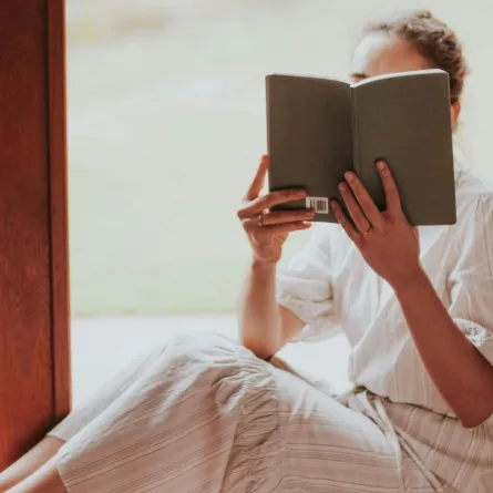 فتاة تقرأ بتمعن