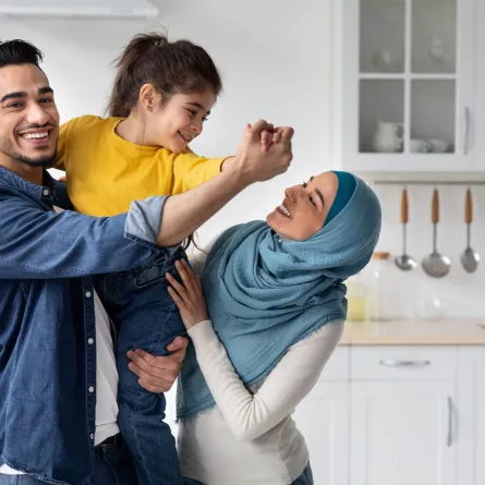 صورة أبوين مع ابنتهما الصغيرة