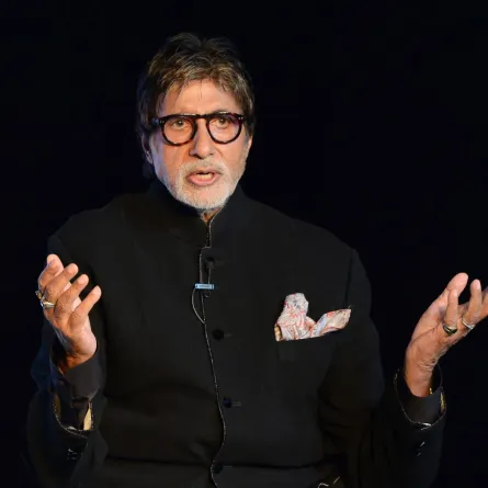 أميتاب باتشان في مومباي (Amitabh Bachchan in Mumbai). مصدر الصورة: PUNIT PARANJPE / AFP