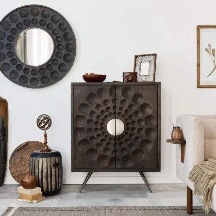 غرفة معيشة ذات طراز إثني، مع مرآة