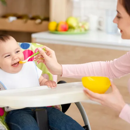 صورة لأم تقدم البيض لطفلها مخلوطا بأصناف أخرى لكي يقبل على تناوله