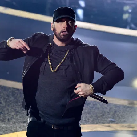 إمينيم يؤدي عرضاً غنائياً على خشبة المسرح خلال حفل توزيع جوائز الأوسكار الثاني والتسعين في مسرح دولبي في هوليوود، كاليفورنيا (Eminem performs onstage during the 92nd Oscars at the Dolby Theatre in Hollywood, California). مصدر الصورة: AFP / Mark RALSTON