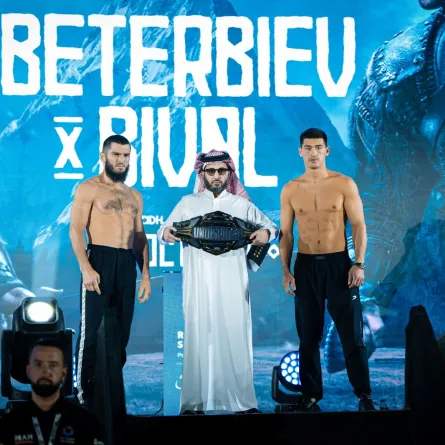 المستشار تركي آل الشيخ خلال حضوره الوزن الرسمي للملاكمين