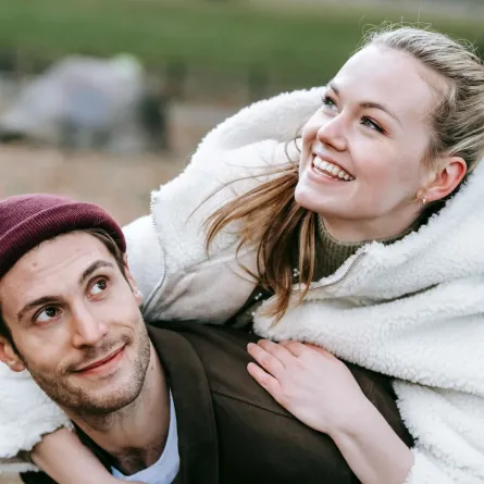 زوجان يستمتعان بوقتهما في الطبيعة