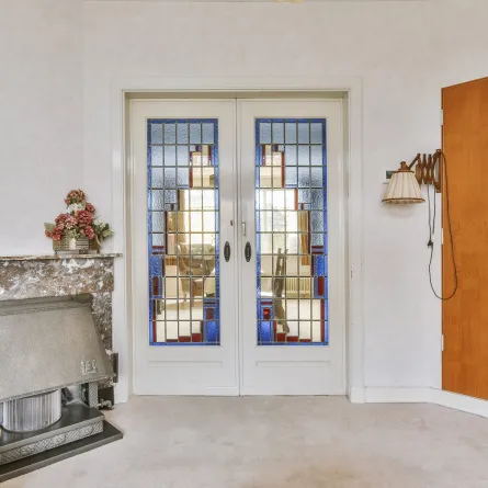 باب مصمم من الزجاج الملون في منطقة المعيشة المنزلية