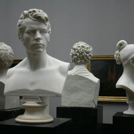 مجموعة من التماثيل الأثرية