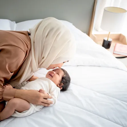 أم تتأمل وجه مولودها