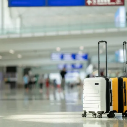 حقيبتان في صالة مطار