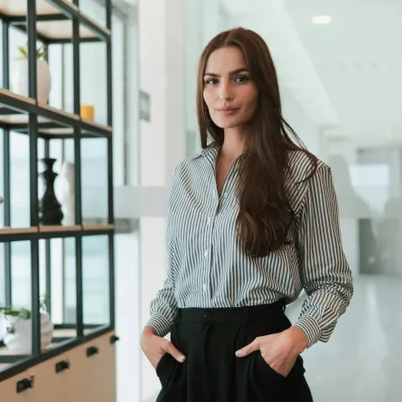 شابة تبدو واثقة من نفسها 