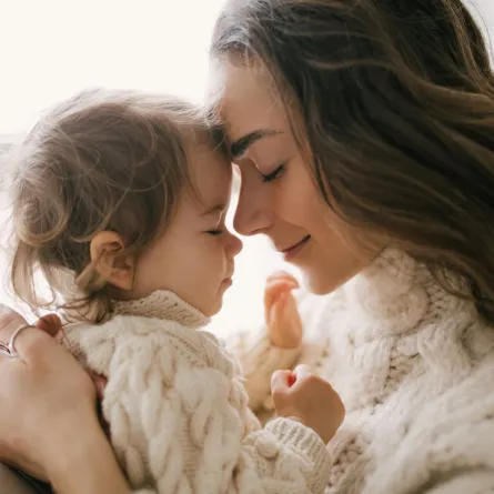 صورة أم وابنها في الثانية من العمر