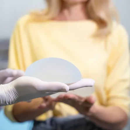 بعض حشوات تكبير الثدي ترتبط بالإصابة بالسرطان- المصدر freepik