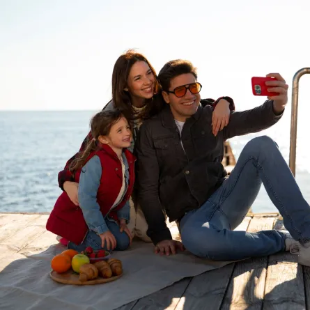 صورة لعائلة في رحلة ممتعة