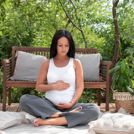 صورة لحامل تمارس التأمل