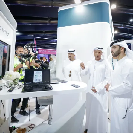  الشيخ منصور بن محمد بن راشد آل مكتوم يتجول في معرض إكسباند نورث ستار . الصورة من مكتب دبي الإعلامي