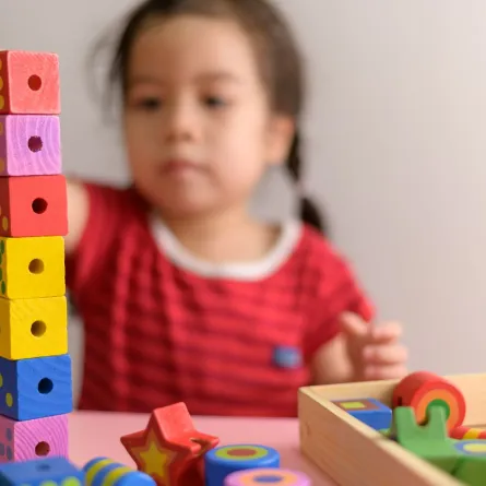 صورة لطفلة تلعب لعبة تنمي قدراتها وتعزز ذكاءها