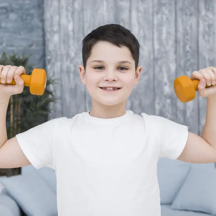 صورة لطفل يمارس التمارين الرياضية