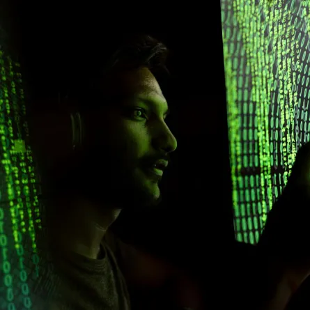 شاب يلمس شاشة رقمية عملاقة