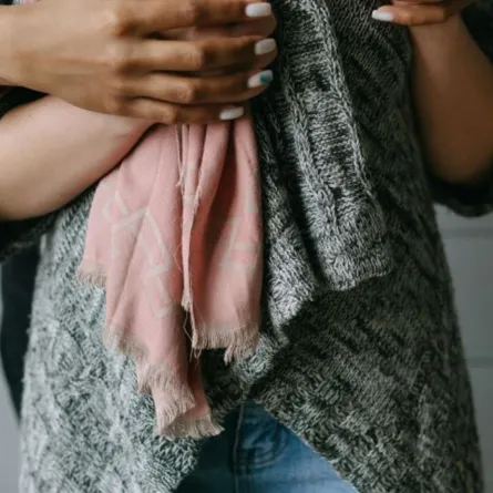 سيدة مريضة سرطان الثدي واخرى تدعمها وتمسك شارة سرطان الثدي