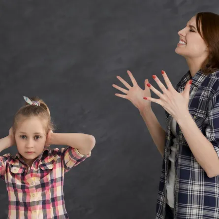 صورة لأم تعنف طفلتها بالصراخ عليها