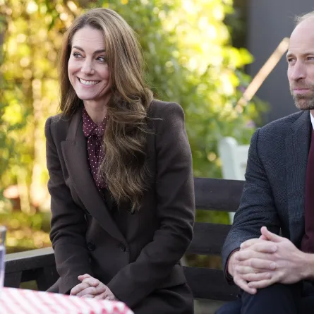 أمير وأميرة ويلز خلال زيارة إلى مركز ساوثبورت المجتمعي في ساوثبورت، شمال غرب إنجلترا ( The Prince and Princess of Wales visit the Southport Community Center in Southport, northwest England). مصدر الصورة: Danny Lawson / POOL / AFP