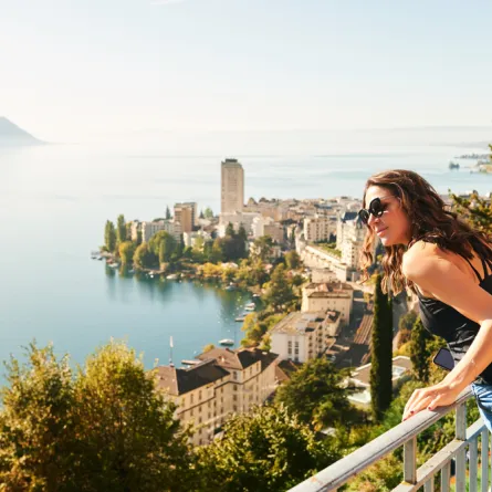 سائحة تستمتع بالمناظر المذهلة لمدينة مونترو