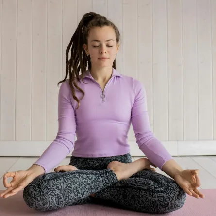 امرأة تمارس التأمل