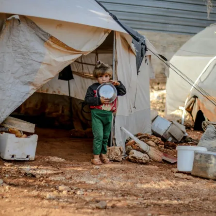 طفل بأحد المخيمات يعيش تحت وطأة الفقر والحاجة 