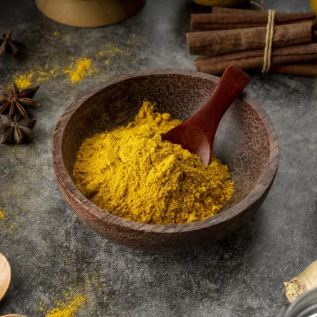 يحتوي الكركم على خصائص قوية مضادة للأكسدة ومضادة للالتهابات Image By Freepik