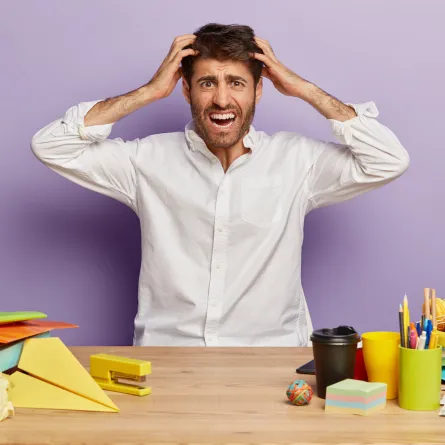 كيف تحوّلت الضغوط النفسية من عبءٍ إلى وسام يُحتفى به في بيئات العمل؟