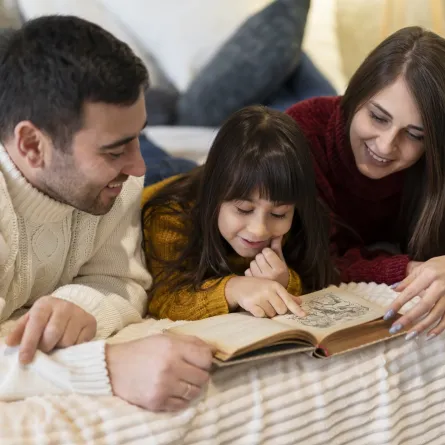 صورة لعائلة تقرأ كتاب