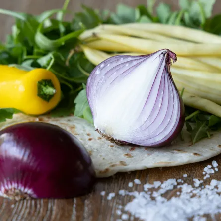 تحتوي أصناف البصل المنوّعة عموماً على نسبة عالية من مضادات الأكسدة Image by stockking on Freepik