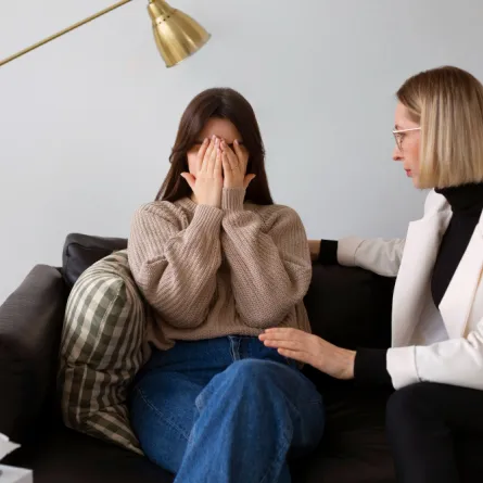 امرأة تخضع لجلسة علاج نفسي- المصدر freepik