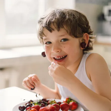 صورة طفل يتناول الاكل الصحي