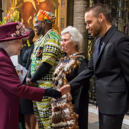 الملكة إليزابيث الثانية تلتقي بالمغني البريطاني ليام باين بعد انتهاء خدمة الكومنولث في كنيسة وستمنستر في لندن، إنجلترا (Queen Elizabeth II meets British singer Liam Payne after the Commonwealth Service at Westminster Abbey in London, England). مصدر الصورة: Paul Grover - Pool/Getty Images