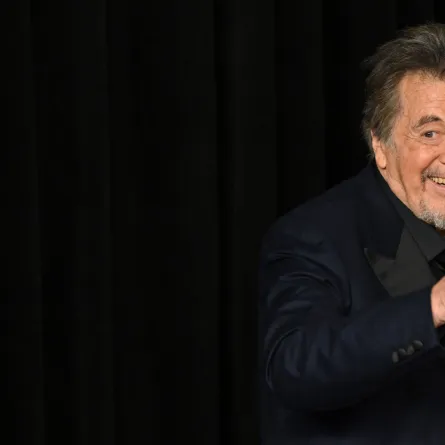 أل باتشينو Al Pacino waves as he leaves the press room during the 96th Annual Academy Awards at the Dolby Theatre in Hollywood (Photo by Robyn BECK / AFP)