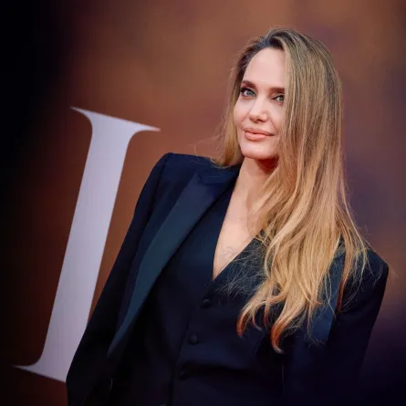 أنجلينا جولي لدى وصولها لحضور مهرجان لندن السينمائي التابع لمعهد الفيلم البريطاني في قاعة المهرجانات الملكية بمركز ساوث بانك (Angelina Jolie upon arrival to attend the BFI London Film Festival’s at the Southbank Centre Royal Festival Hall). مصدر الصورة: BENJAMIN CREMEL / AFP