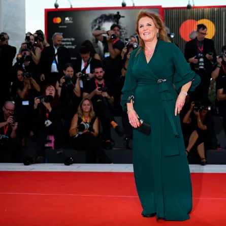 سارة فيرغسون في مهرجان فينيسيا السينمائي الدولي التاسع والسبعين في ليدو دي فينيسيا في فينيسيا بإيطاليا (Sarah Ferguson in the 79th Venice International Film Festival at Lido di Venezia in Venice, Italy). مصدر الصورة: Andreas SOLARO / AFP